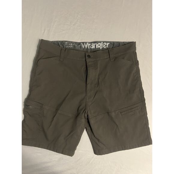 Wrangler ATG Men’s All Terrain Gear Shorts – Size 38 – Green Performance - Picture 1 of 5
